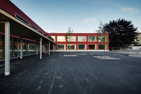 Blick über den Pausenhof zum Klassentrakt. Foto: Wolfgang Michaelsen